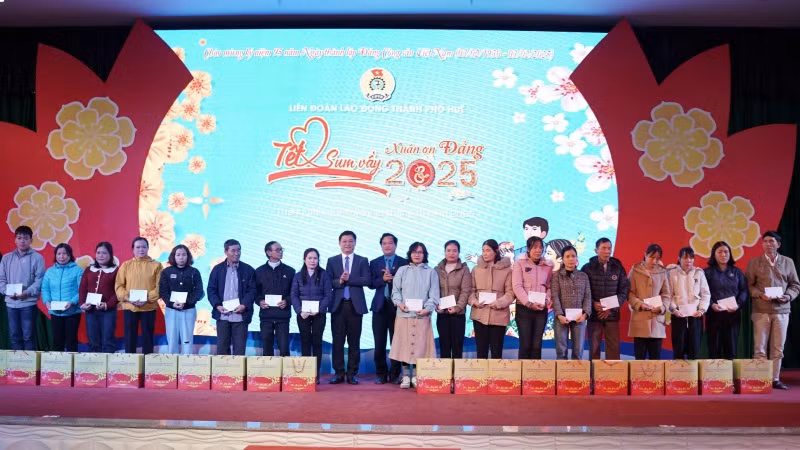Tặng quà cho đoàn viên, người lao động tại chương trình “Tết sum vầy - Xuân ơn Đảng” .