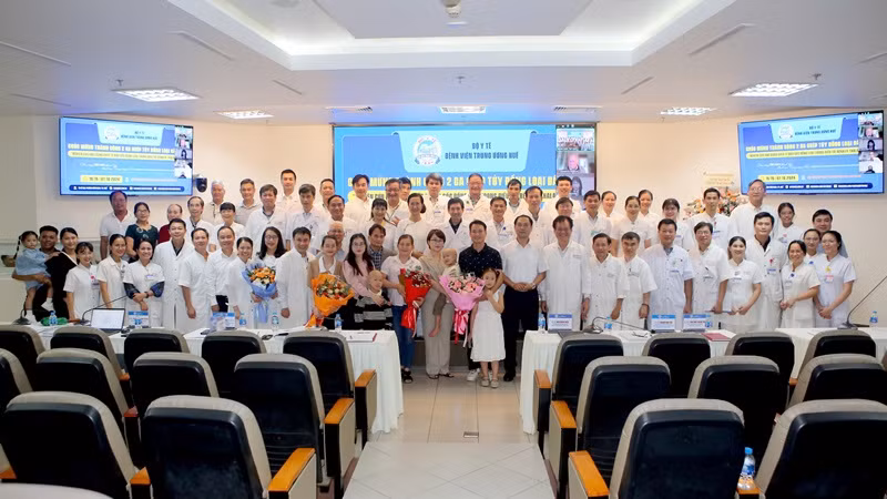 Ban Giám đốc cùng đội ngũ y, bác sĩ tại Bệnh viện Trung ương Huế chúc mừng và chụp ảnh lưu niệm cùng gia đình 2 cháu bé thực hiện ghép tủy thành công nhân ngày ra viện.