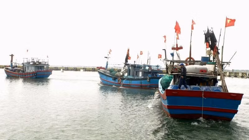 Sau hồi trống xuất quân, đoàn tàu xuất phát vươn khơi bám biển đánh bắt hải sản.