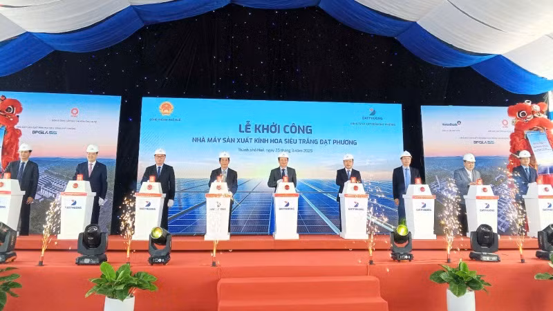 Các đại biểu thực hiện nghi thức khởi công Nhà máy sản xuất kính hoa siêu trắng Đạt Phương.