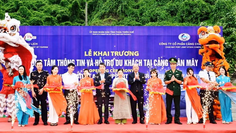 Cắt băng khai trương Trung tâm Thông tin và Hỗ trợ du khách tại khu vực cảng Chân Mây. Cắt băng khai trương Trung tâm Thông tin và Hỗ trợ du khách tại khu vực cảng Chân Mây.