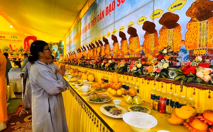 Đông đảo đại biểu, tăng ni, phật tử tưởng niệm các nạn nhân tử vong do tai nạn giao thông.