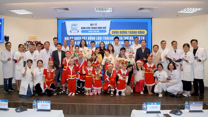 Lãnh đạo Bệnh viện Trung ương Huế, Sở Y tế Thừa Thiên Huế chúc mừng bệnh nhi xuất viện.