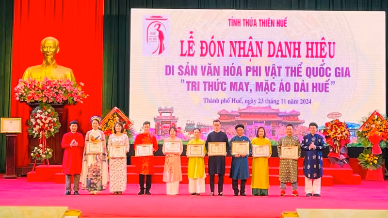 Sở Văn hóa và Thể thao tỉnh Thừa Thiên Huế khen thưởng các điển hình trong tổ chức Tuần lễ Áo dài cộng đồng 2024. Sở Văn hóa và Thể thao tỉnh Thừa Thiên Huế khen thưởng các điển hình trong tổ chức Tuần lễ Áo dài cộng đồng 2024.