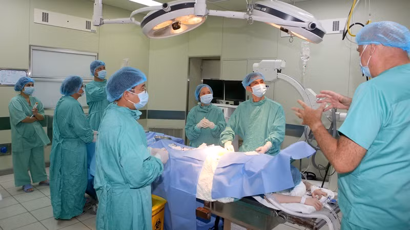 Dưới sự hướng dẫn của GS Lawrence Faulkner đến từ tổ chức DKMS (Đức), đội ngũ bác sĩ tại Bệnh viện Trung ương Huế đã thực hiện ghép tủy thành công cho cháu Th.