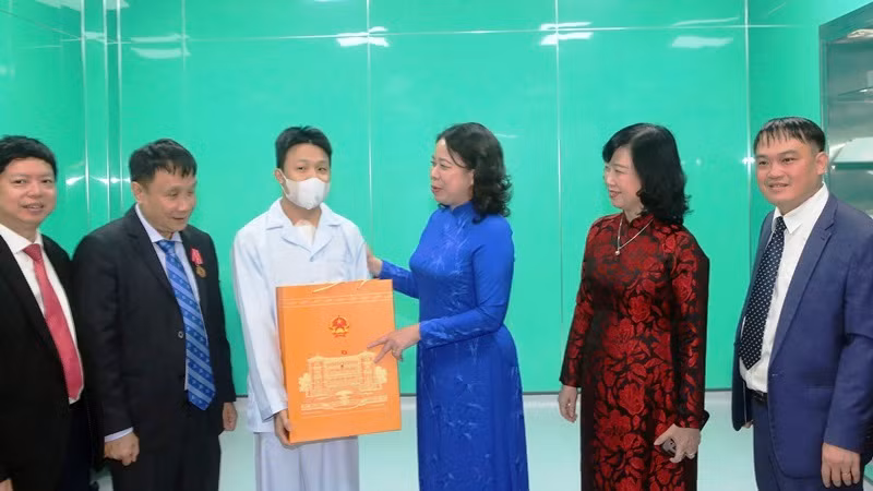 Phó Chủ tịch nước Võ Thị Ánh Xuân tặng quà cho bệnh nhân ghép tim xuyên Việt thứ 14 thành công tại bệnh viện.
