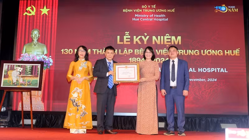 Trao Bằng khen của Chủ tịch Ủy ban nhân dân Thành phố Hồ Chí Minh tặng Bệnh viện Trung ương Huế vì có thành tích xuất sắc trong việc chuyển giao tiến bộ kỹ thuật tại các bệnh viện của thành phố.