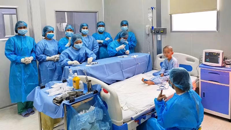 Bệnh nhi ghép tủy được theo dõi và chăm sóc đặc biệt.