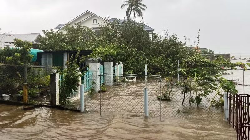 Nhiều nhà dân dọc bờ biển phường Thuận An (TP Huế) đã bị ngập nước.