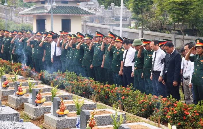 Chào tiễn biệt các Anh hùng liệt sĩ đã anh dũng hy sinh vì sự nghiệp giải phóng cho nhân dân các bộ tộc Lào. Chào tiễn biệt các Anh hùng liệt sĩ đã anh dũng hy sinh vì sự nghiệp giải phóng cho nhân dân các bộ tộc Lào.
