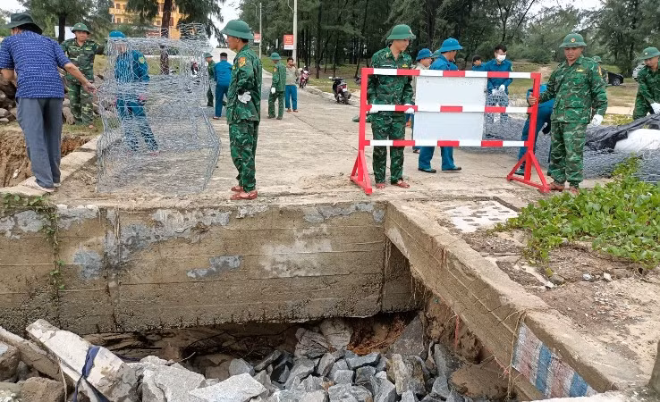 Lực lượng Bộ đội Biên phòng cùng dân quân sử dụng rọ thép, đá hộc và vải bạt để khắc phục sạt lở bờ biển xã Phú Diên.