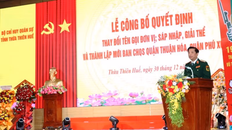 Trung tướng Hà Thọ Bình, Tư lệnh Quân khu 4 phát biểu chỉ đạo tại buổi lễ.
