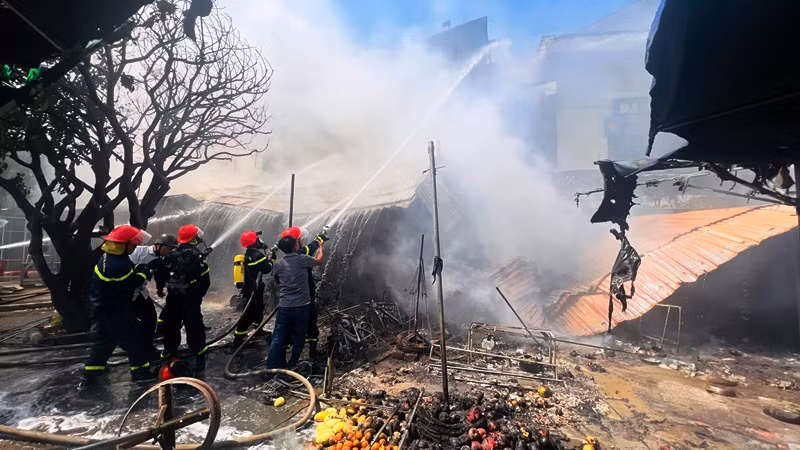 Lực lượng Công an, Cảnh sát chữa cháy và người dân nỗ lực khống chế vụ hỏa hoạn tại chợ An Lỗ. (Ảnh: NL)