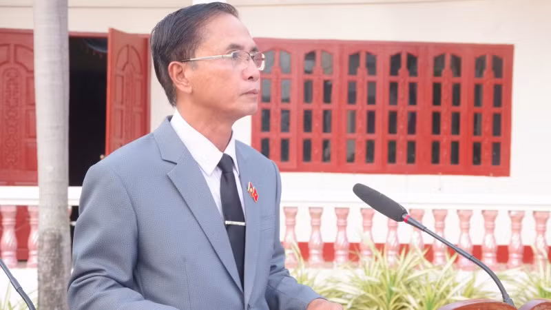 Đồng chí Si Hên Hom Sổm Bắt, Phó Bí thư Tỉnh ủy, Chủ tịch Hội đồng nhân dân, Trưởng ban Công tác đặc biệt tỉnh Salavan đọc điếu văn.