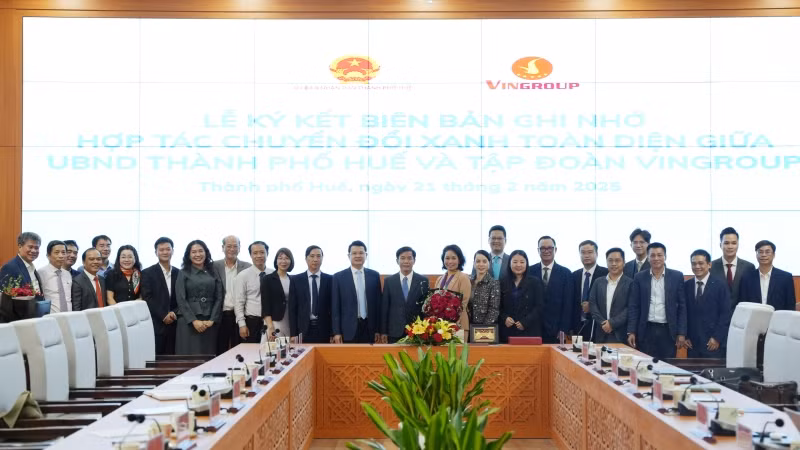 Lãnh đạo thành phố Huế cùng lãnh đạo và đại diện Tập đoàn Vingroup chụp ảnh lưu niệm. (ảnh: NM)