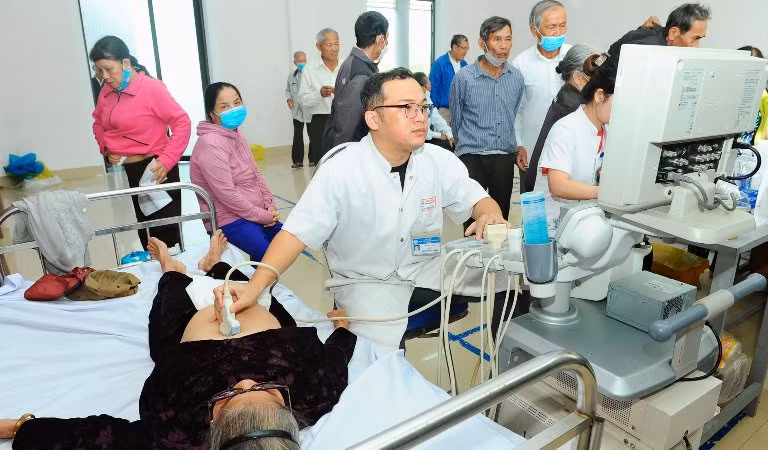 Các y, bác sĩ khám, sàng lọc miễn phí bệnh ung thư phổi và các bệnh lý về phổi cho người dân.