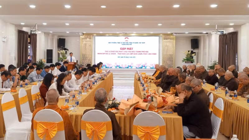 Đây là dịp để động viên các vị chức sắc Phật giáo Huế tiếp tục phát huy truyền thống dân tộc, gắn bó đồng hành cùng quê hương, đất nước. Đây là dịp để động viên các vị chức sắc Phật giáo Huế tiếp tục phát huy truyền thống dân tộc, gắn bó đồng hành cùng quê hương, đất nước.
