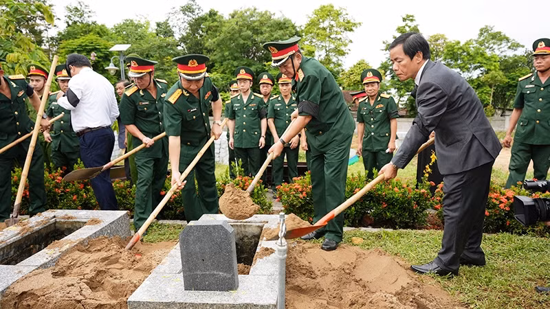 Long trọng lễ truy điệu và an táng 12 hài cốt liệt sĩ quân tình nguyện và chuyên gia Việt Nam hy sinh trên nước bạn Lào. Long trọng lễ truy điệu và an táng 12 hài cốt liệt sĩ quân tình nguyện và chuyên gia Việt Nam hy sinh trên nước bạn Lào.
