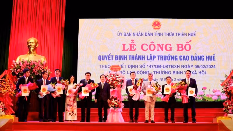 Chủ tịch Ủy ban nhân dân tỉnh Nguyễn Văn Phương trao các quyết định bổ nhiệm Hiệu trưởng và các Phó Hiệu trưởng Trường Cao đẳng Huế.