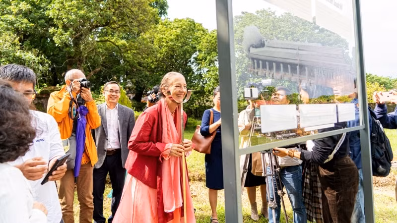Du khách khám phá phục dựng ảo điện Phụng Tiên. Du khách khám phá phục dựng ảo điện Phụng Tiên.