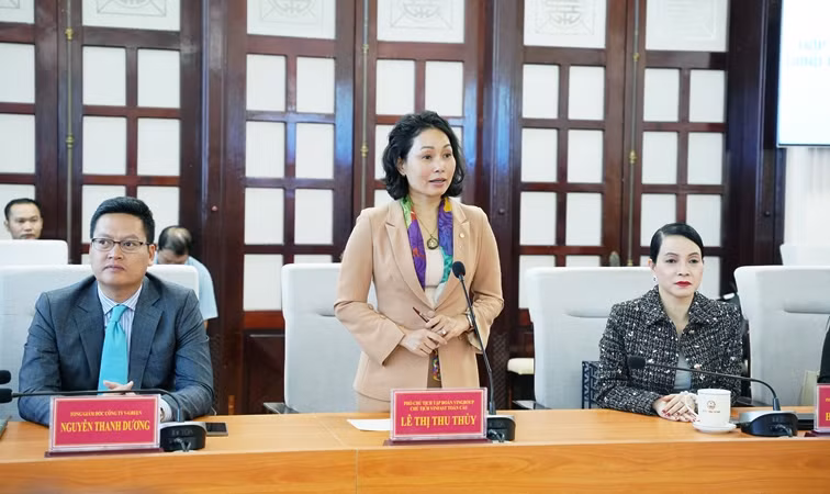 Đại diện lãnh đạo Tập đoàn Vingroup, bà Lê Thị Thu Thủy, Phó Chủ tịch Tập đoàn chia sẻ tại buổi ký kết. (ảnh: NM)