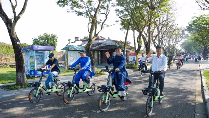 Các đại biểu tham gia hoạt động đạp xe ngay sau sự kiện.