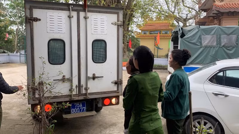Cơ quan Cảnh sát điều tra Công an Thành phố Huế áp giải các đối tượng vi phạm về cơ quan công an để tiếp tục điều tra, làm rõ.