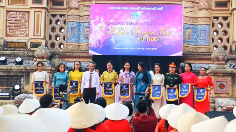 Trao cờ lưu niệm cho các đội tham gia liên hoan.