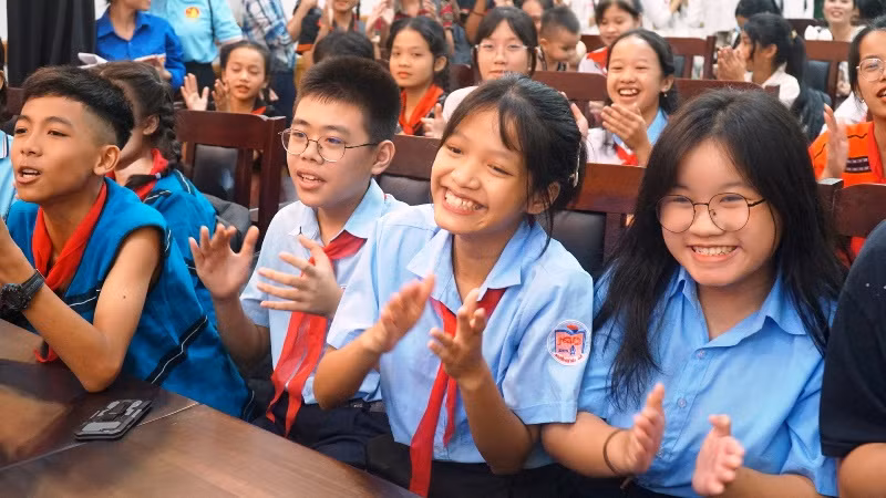 Các em đã mang đến các tiết mục văn nghệ hấp dẫn, thể hiện tình yêu quê hương, đất nước, ca ngợi Chủ tịch Hồ Chí Minh và đậm đà bản sắc văn hóa của các dân tộc trong khu vực.
