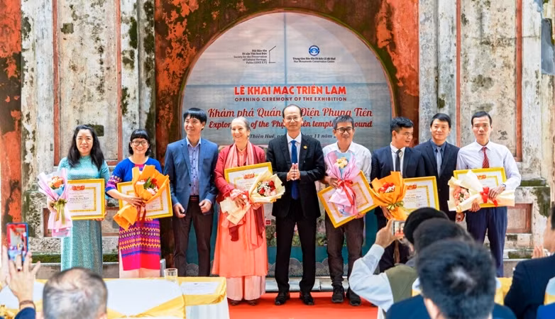 Trao giấy chứng nhận, giấy khen cho học viên, thành viên dự án tại lễ khai mạc triển lãm. Trao giấy chứng nhận, giấy khen cho học viên, thành viên dự án tại lễ khai mạc triển lãm.
