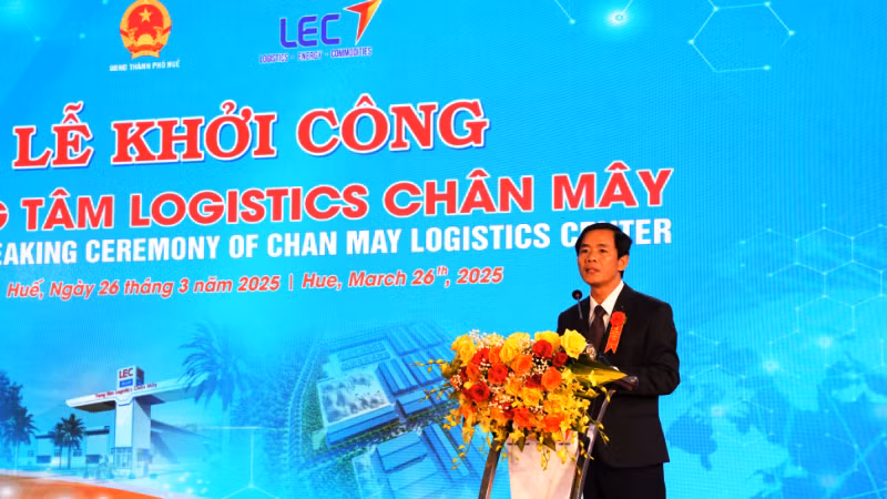 Chủ tịch Ủy ban nhân dân thành phố Huế Nguyễn Văn Phương phát biểu tại lễ khởi công.