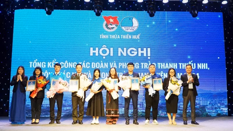 Khen thưởng các tập thể xuất sắc trong công tác Hội và phong trào thanh niên năm 2024.
