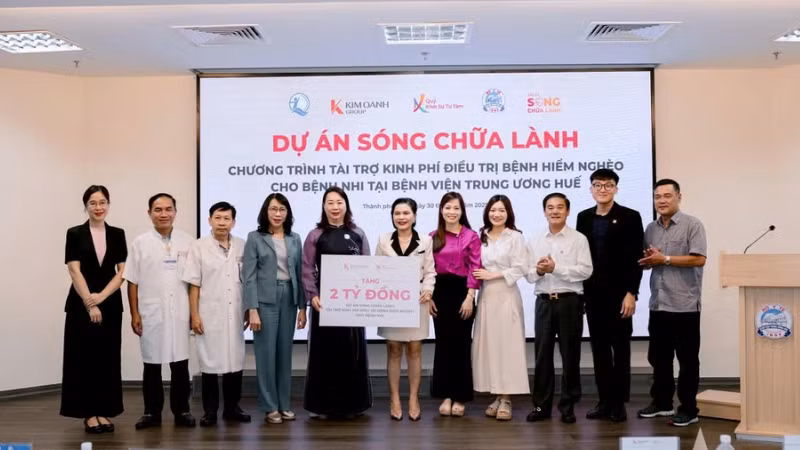 Đại diện lãnh đạo Quỹ Bảo trợ trẻ em Việt Nam và Quỹ Khởi sự Từ Tâm trao biển tượng trưng 2 tỷ đồng hỗ trợ khoa Nhi - Bệnh viện Trung ương Huế.