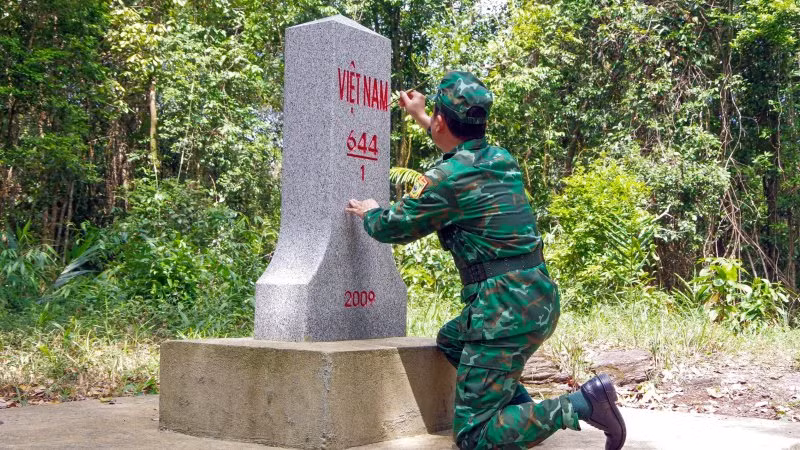 Đại tá Phạm Tùng Lâm, Bí thư Đảng uỷ, Chính uỷ Bộ đội Biên phòng tỉnh tô sơn lại số hiệu cột mốc quốc giới 644 bên phía Việt Nam. (Ảnh: Võ Tiến)
