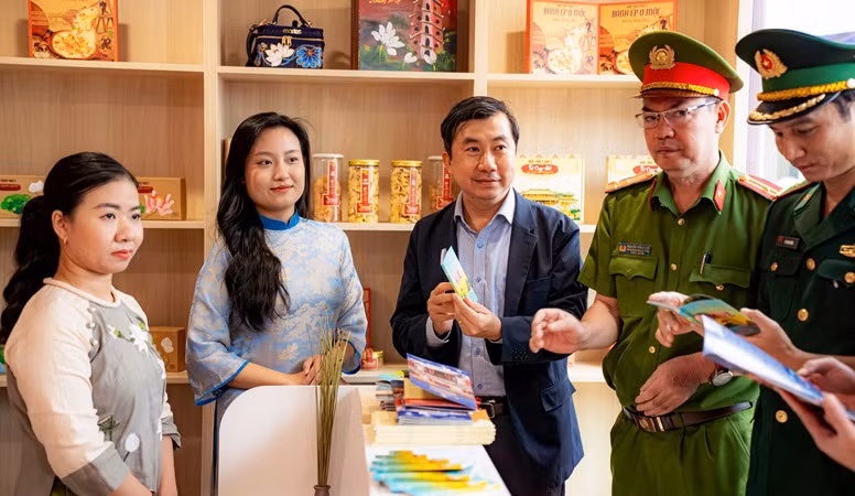 Du khách và các ban, ngành tham quan Trung tâm Thông tin và Hỗ trợ du khách tại Cảng Chân Mây. Du khách và các ban, ngành tham quan Trung tâm Thông tin và Hỗ trợ du khách tại Cảng Chân Mây.
