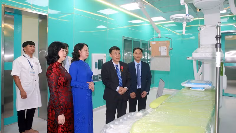 Phó Chủ tịch nước Võ Thị Ánh Xuân và Bộ trưởng Đào Hồng Lan đến thăm Hệ thống máy chụp mạch số hóa xóa nền DSA tại Trung tâm Tim mạch - Bệnh viện Trung ương Huế.
