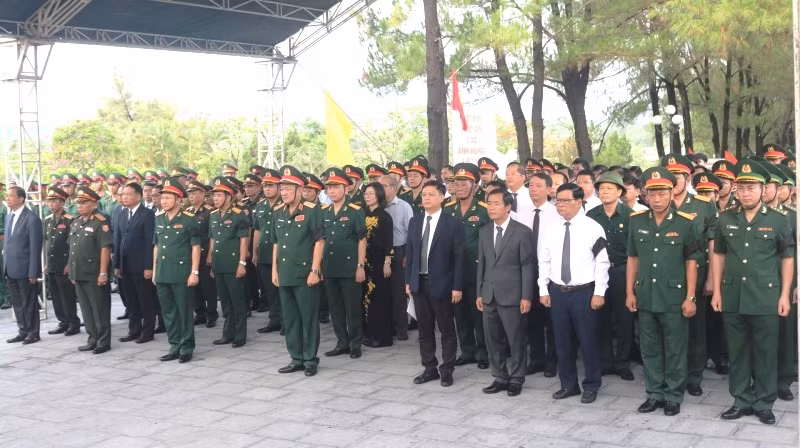 Lãnh đạo Trung ương, tỉnh Thừa Thiên Huế, hai tỉnh Sa-la-van, Sê-kông (Lào) và đông đảo cán bộ, chiến sĩ, nhân dân trên địa bàn dự lễ truy điệu và an táng các hài cốt liệt sĩ. Lãnh đạo Trung ương, tỉnh Thừa Thiên Huế, hai tỉnh Sa-la-van, Sê-kông (Lào) và đông đảo cán bộ, chiến sĩ, nhân dân trên địa bàn dự lễ truy điệu và an táng các hài cốt liệt sĩ.