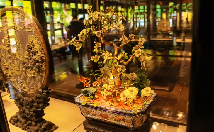 Cành vàng lá ngọc (cây mai) dưới thời Khải Định (1885-1889) Cành vàng lá ngọc (cây mai) dưới thời Khải Định (1885-1889)