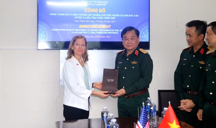Thượng tướng Hoàng Xuân Chiến mong muốn phía USAID phối hợp chặt chẽ với cơ quan chức năng của Bộ Quốc phòng Việt Nam để triển khai các nội dung hợp tác khắc phục hậu quả bom, mìn, chất độc hóa học/dioxin. Thượng tướng Hoàng Xuân Chiến mong muốn phía USAID phối hợp chặt chẽ với cơ quan chức năng của Bộ Quốc phòng Việt Nam để triển khai các nội dung hợp tác khắc phục hậu quả bom, mìn, chất độc hóa học/dioxin.