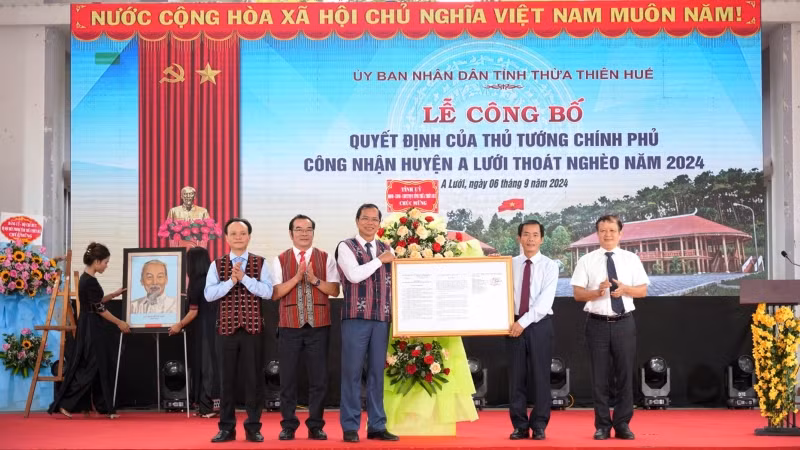 Lãnh đạo tỉnh Thừa Thiên Huế trao Quyết định của Thủ tướng Chính phủ công nhận huyện A Lưới thoát nghèo năm 2024, ngày 6/9/2024. (Ảnh: CÔNG HẬU - LÊ CƯỜNG) Lãnh đạo tỉnh Thừa Thiên Huế trao Quyết định của Thủ tướng Chính phủ công nhận huyện A Lưới thoát nghèo năm 2024, ngày 6/9/2024. (Ảnh: CÔNG HẬU - LÊ CƯỜNG)