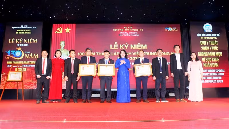 Phó Chủ tịch nước Võ Thị Ánh Xuân trao Huân chương Lao động hạng Nhất và hạng Ba cho 1 cá nhân và 2 tập thể tại Bệnh viện Trung ương Huế.