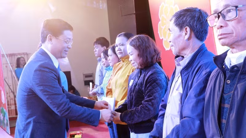 Nhiều phần quà được lãnh đạo thành phố trao tặng cho đoàn viên, người lao động nghèo tại ngày hội.
