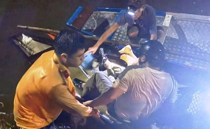 Sau hơn 30 phút triển khai cứu hộ, Công an huyện Quảng Điền cùng người dân đã ứng cứu thành công gia đình ông Thảo. (Ảnh: CA) Sau hơn 30 phút triển khai cứu hộ, Công an huyện Quảng Điền cùng người dân đã ứng cứu thành công gia đình ông Thảo. (Ảnh: CA)