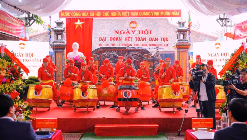 Trống hội, múa rồng mở đầu cho Ngày hội Đại đoàn kết toàn dân. Trống hội, múa rồng mở đầu cho Ngày hội Đại đoàn kết toàn dân.