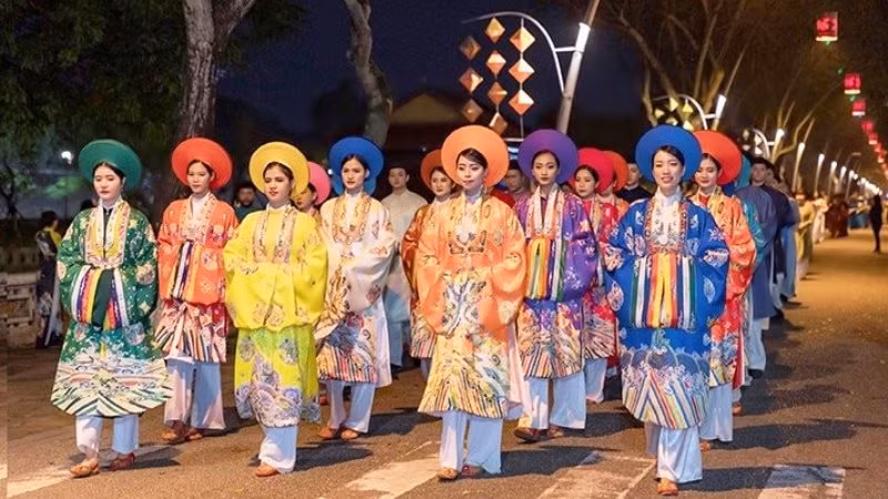Sự khác biệt lớn nhất của áo dài Huế là được nuôi dưỡng trên nền của một vùng văn hóa từng là Kinh đô của triều đại quân chủ cuối cùng của Việt Nam. Sự khác biệt lớn nhất của áo dài Huế là được nuôi dưỡng trên nền của một vùng văn hóa từng là Kinh đô của triều đại quân chủ cuối cùng của Việt Nam.