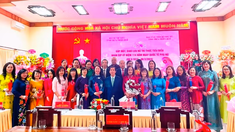 Đội ngũ nữ trí thức trong tỉnh có những đóng góp không nhỏ trong suốt quá trình xây dựng và phát triển của tỉnh nhà và đất nước. Đội ngũ nữ trí thức trong tỉnh có những đóng góp không nhỏ trong suốt quá trình xây dựng và phát triển của tỉnh nhà và đất nước.