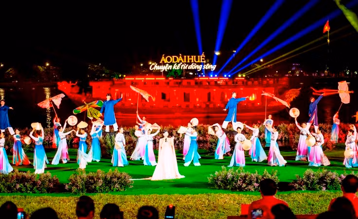 “Áo dài Huế - Chuyện kể từ dòng sông” tạo ấn tượng với du khách và công chúng. “Áo dài Huế - Chuyện kể từ dòng sông” tạo ấn tượng với du khách và công chúng.