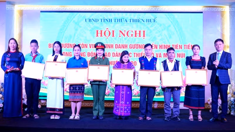 Lãnh đạo Hội đồng nhân dân và Ủy ban nhân dân tỉnh trao Bằng khen cho các điển hình tiên tiến vùng đồng bào dân tộc thiểu số và miền núi.