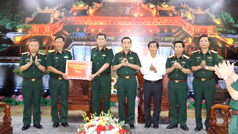 Đại tướng Phan Văn Giang tặng quà cán bộ, chiến sĩ lực lượng vũ trang tỉnh Thừa Thiên Huế.