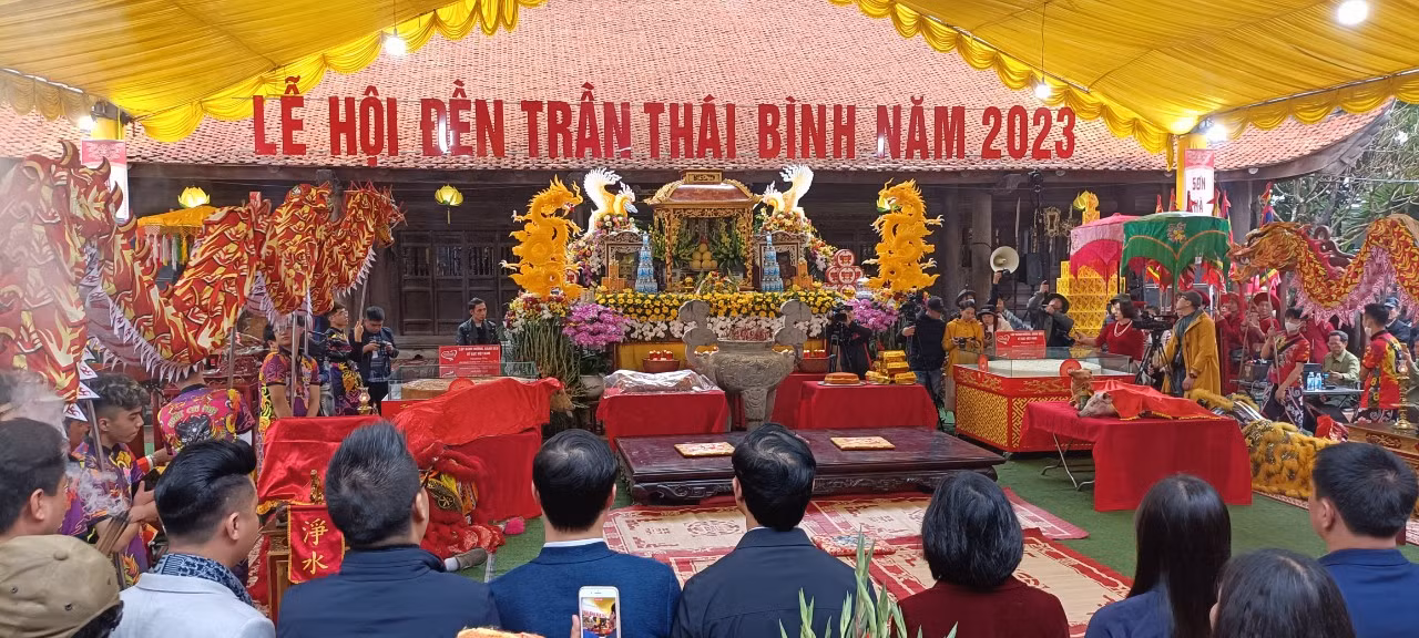 Hai chiếc bánh được đặt trang trọng trước đền Vua trong Khu di tích đền Trần Thái Bình.
